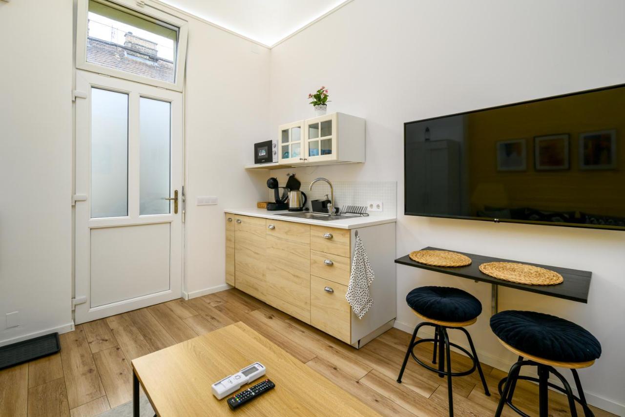 Stylish Yellow Suite In The Heart Of Budapest Exterior photo