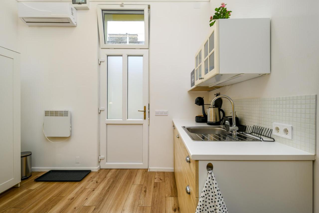 Stylish Yellow Suite In The Heart Of Budapest Exterior photo